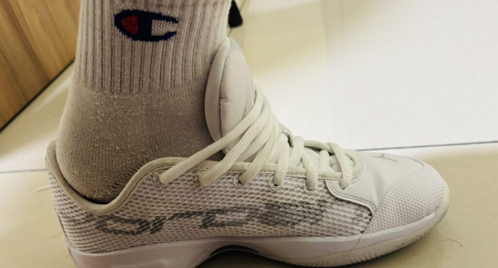 バッシュ かかと 浮く